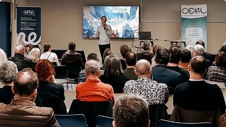 Conférence à la CCI de Grenoble : l’intervenant face au public, devant l’écran des Routes vers l’IA